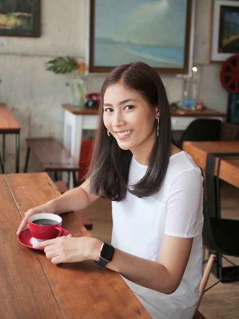 Femme asiatique, café buvant, dans, café-restaurant, café