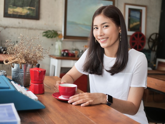 Femme asiatique, café buvant, dans, café-restaurant, café