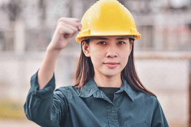 Femme asiatique avec un casque