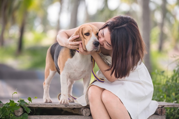 Femme asiatique avec chien comme meilleur ami. Mode de vie en plein air en solo au parc.