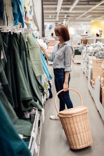 Une femme asiatique choisit une serviette au centre commercial