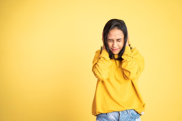 Femme asiatique en colère criant et criant isolé