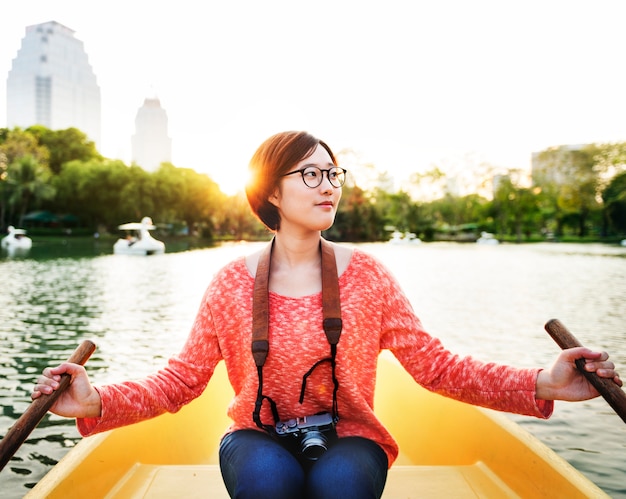 Femme asiatique sur le concept de bateau