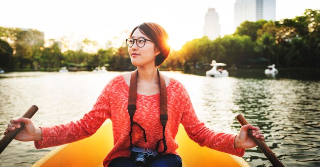 Femme asiatique sur le concept de bateau