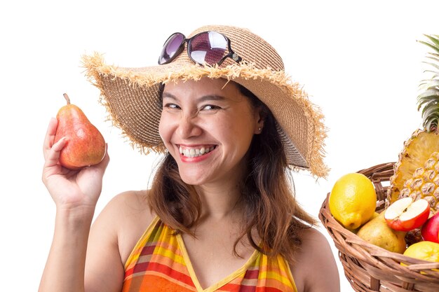 Femme asiatique avec corbeille de fruits sur fond blanc