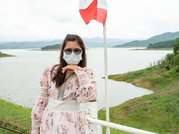 Femme asiatique à côté d'un réservoir en Thaïlande