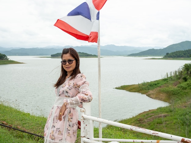 Femme asiatique à côté d'un réservoir en Thaïlande