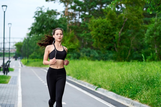 Femme asiatique en cours d'exécution sur une piste de course Jogging matinal L'entraînement de l'athlète