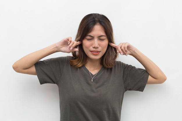 Femme asiatique couvrant ses oreilles