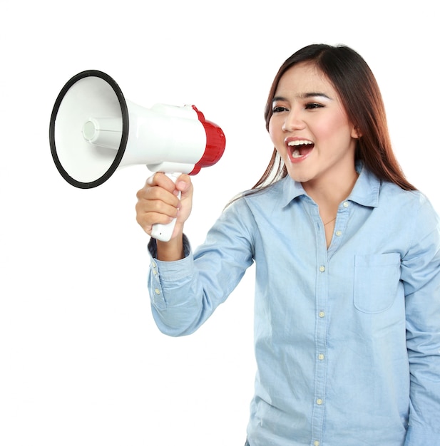 Femme asiatique criant avec un mégaphone