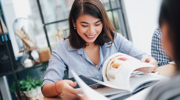 Femme Asiatique, Dans, Café, Travailler, à, équipe, Et, Sourire, Et, Visage Heureux