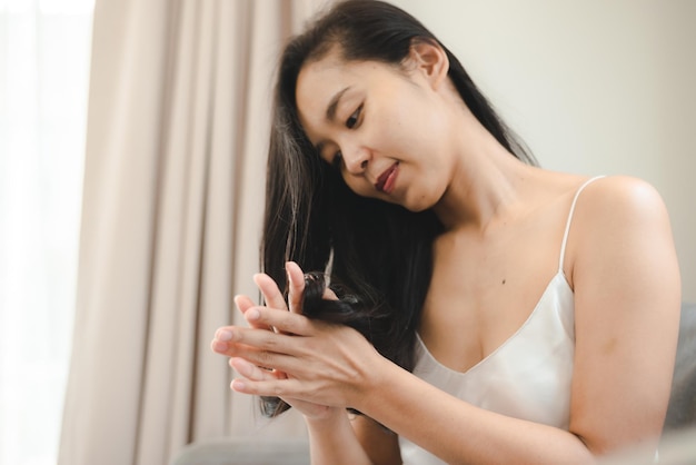 Femme asiatique dans le concept de traitement de beauté, soins cosmétiques de cheveux de jeune femme