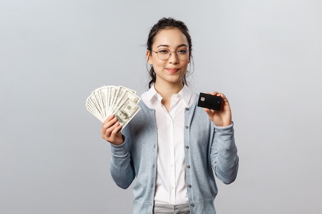 femme asiatique, dans, lunettes