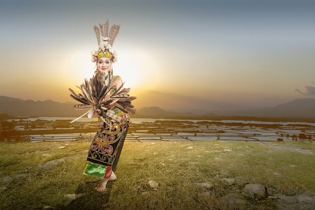 Femme asiatique danse danse traditionnelle du Kalimantan oriental (danse Giring-Giring) à l'extérieur