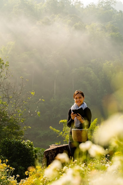Femme asiatique debout atmosphère émouvante dans le champ de chrysanthème