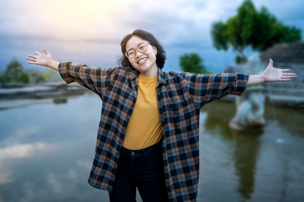 femme asiatique, debout, à, étang