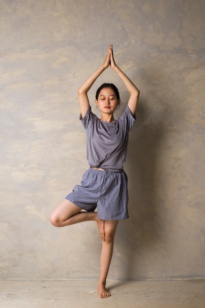 Femme asiatique, debout, à, pose yoga