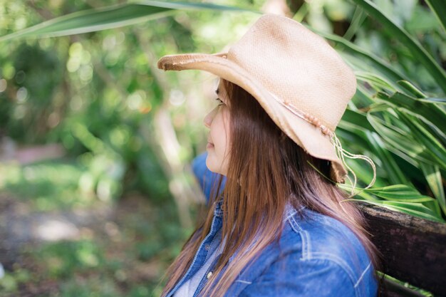 Femme Asiatique De Denim Dans Le Parc.