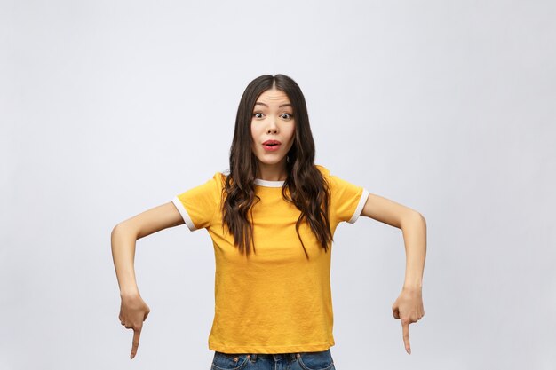 Femme asiatique avec le doigt pointer vers le haut isoler sur blanc