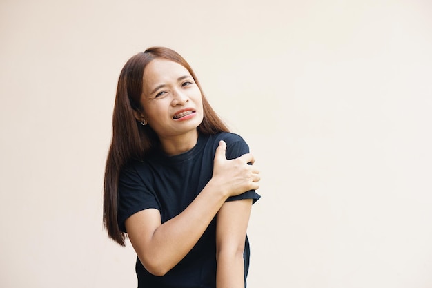 Femme asiatique avec douleur à l'épaulex9