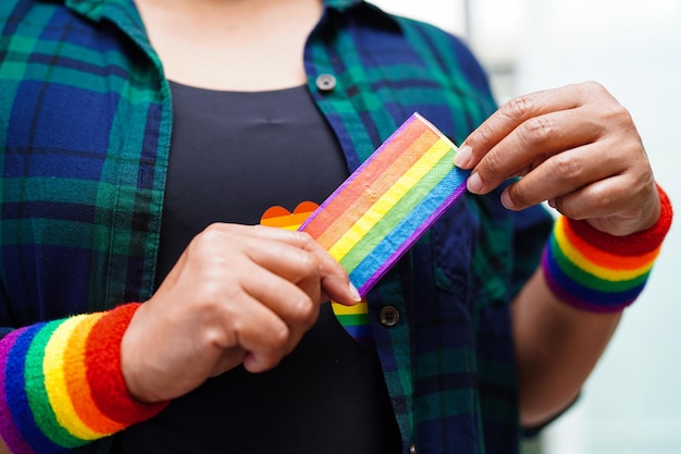 Femme asiatique avec drapeau arc-en-ciel Symbole LGBT droits et égalité des sexes Mois de la fierté LGBT en juin