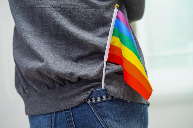 Femme asiatique avec drapeau arc-en-ciel Symbole LGBT droits et égalité des sexes Mois de la fierté LGBT en juin