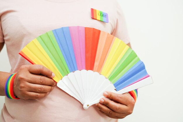 Femme asiatique avec drapeau arc-en-ciel Symbole LGBT droits et égalité des sexes Mois de la fierté LGBT en juin