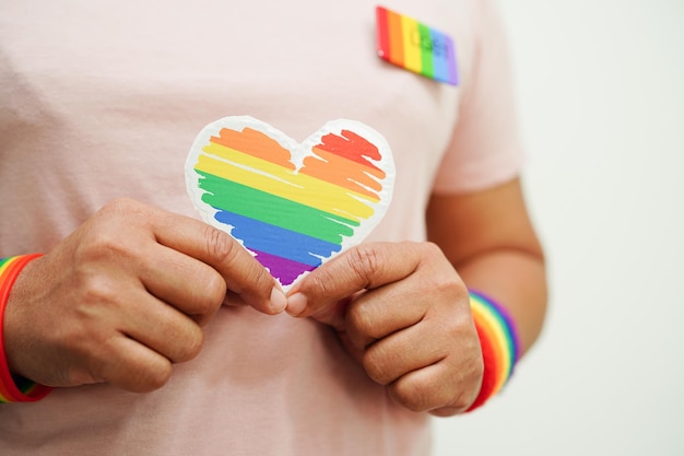 Femme asiatique avec drapeau arc-en-ciel Symbole LGBT droits et égalité des sexes Mois de la fierté LGBT en juin