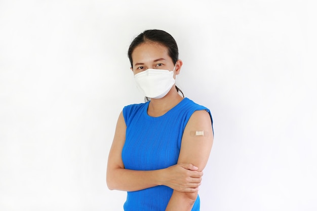 Femme asiatique avec du plâtre sur l'épaule de l'injection sur fond blanc