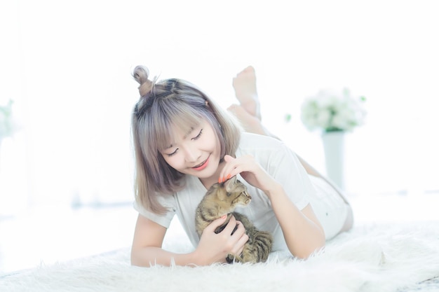 Photo femme asiatique du sud-est jouant avec un chat