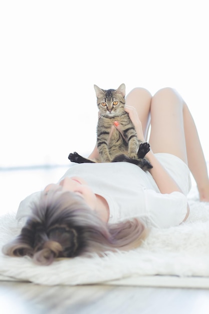 Photo femme asiatique du sud-est jouant avec un chat