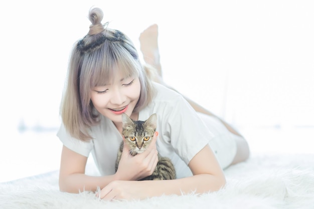 Photo femme asiatique du sud-est se détendre avec un chat