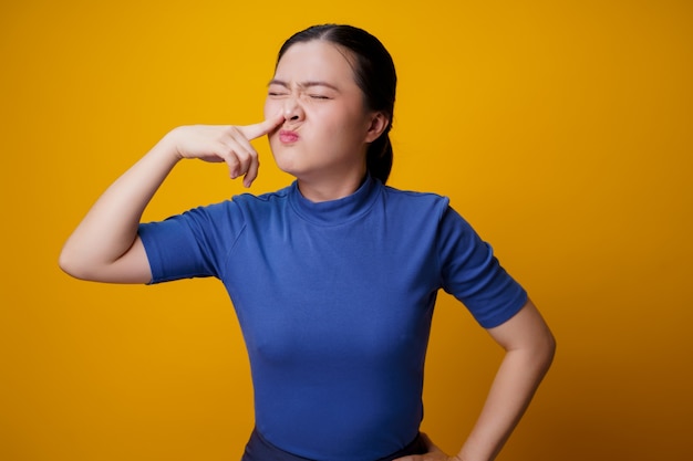 Une femme asiatique était malade de fièvre jaune.