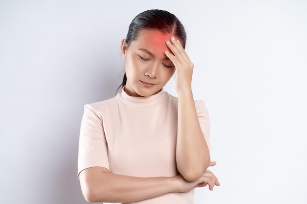 Femme asiatique était malade avec des maux de tête debout isolé sur fond blanc