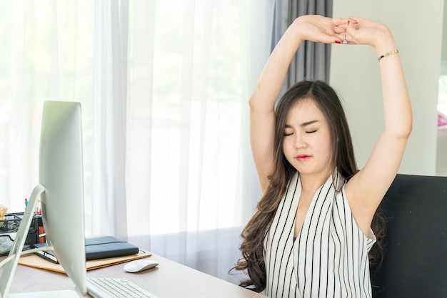 Femme asiatique, étirement, relaxation, repos, bureau, lieu de travail