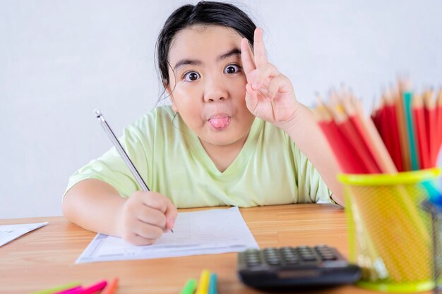 Une femme asiatique étudie les mathématiques Elle est très heureuse d'étudier les matières qu'elle aime