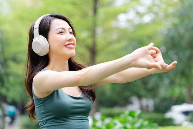 Femme asiatique exerçant au parc