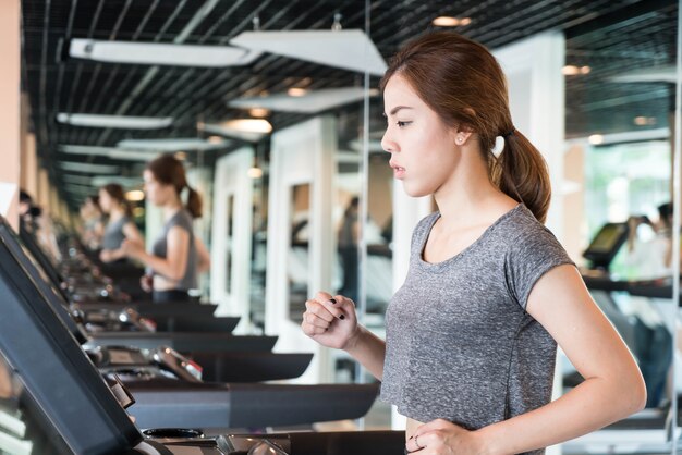 Femme asiatique exercice dans la salle de gym