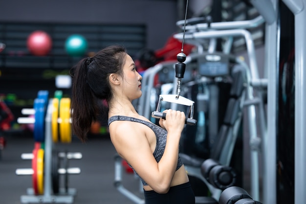 Femme asiatique, exercice