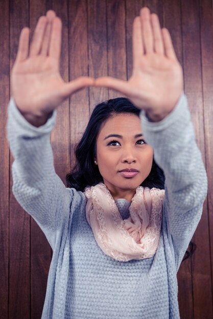 Photo femme asiatique, faire carré, à, mains contre, mur bois