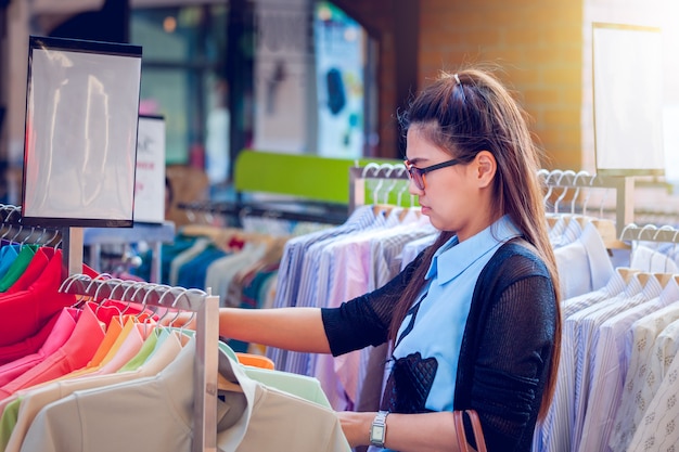 Femme asiatique, faire du shopping dans un centre commercial