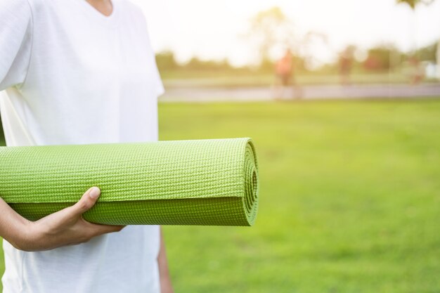 Femme asiatique, faire des exercices de yoga dans le parc