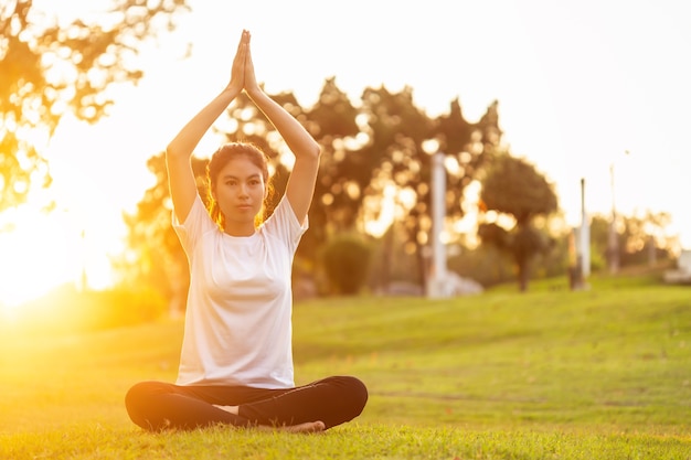 Photo femme asiatique, faire des exercices de yoga dans le parc