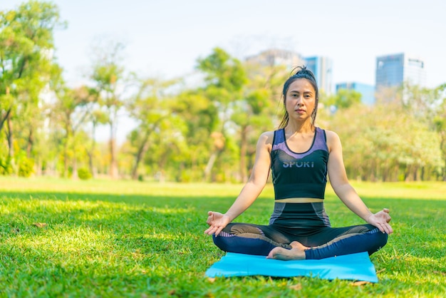 Femme asiatique, faire, yoga, exercice, et, se détendre