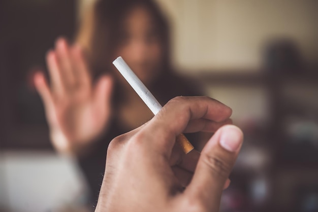 Une femme asiatique fait la main Refuser la cigaretteArrêter du concept de dépendancePas de journée du tabacConcept de ne pas fumerJuste dire non
