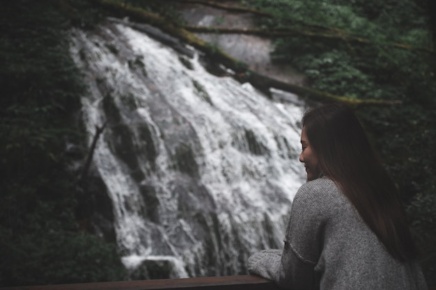 Femme asiatique en forêt et l&#39;eau tombent fond