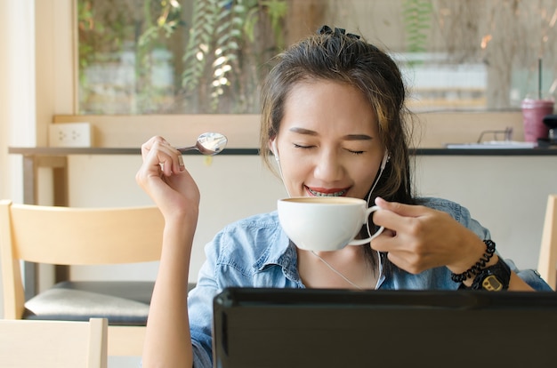 Femme asiatique heureuse au café. concept d&#39;entreprise.