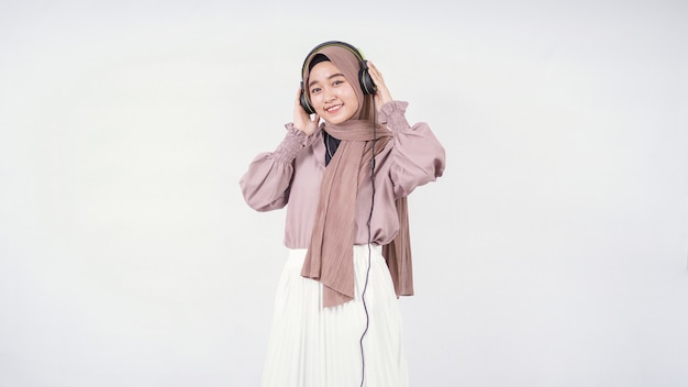 Femme asiatique en hijab écoutant joyeusement isolé sur fond blanc