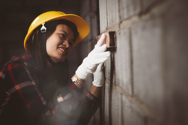 Femme asiatique, ingénieur travaillant sur le site travaille avec plaisir.