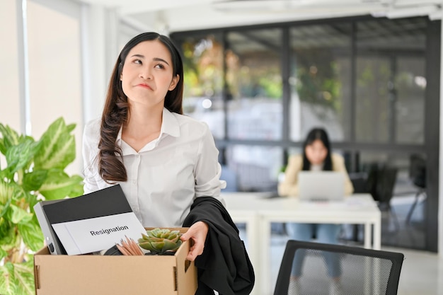 Une femme asiatique intrépide ravie de démissionner d'une entreprise non professionnelle heureuse femme licenciée